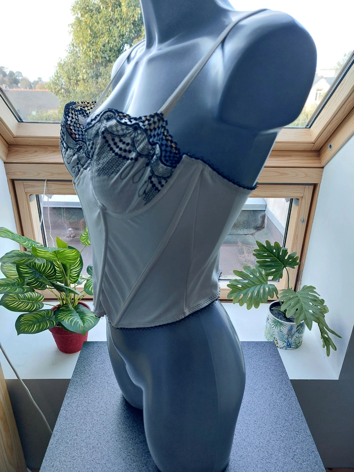 Satijnen en geborduurd bustier, romantische look Maat S/M – photo 9